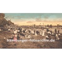 779_09540367 Historisches Motiv Hamburg Oevelgoenne, Neumühlen - Badestrand mit Kindern. | Neumuehlen - Strasse am Hafenrand von Hamburg Altona.